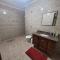 Casa com dois quartos,dois banheiros,sendo uma suíte,sala de estar cozinha e garagem - بوكوس دي كالداس