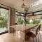 Pass the Keys Acorn Lodge · Luxury Retreat In a Stunning Oasis With Hot Tub - 马基特德雷顿