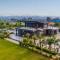 StayVistas Hampton Acres - Outdoor Pool, Vast Lawn & Terrace