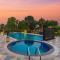 StayVistas Hampton Acres - Outdoor Pool, Vast Lawn & Terrace