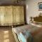 1 camera matrimoniale con bagno privato - 1 double bedroom with private bathroom