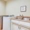 Dock and Game Room Alvarado Lake Getaway! - Alvarado
