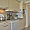 LocaLise - A18 - Appartement avec balcon - Petite vue mer à travers le palmier - Piscine de avril à septembre - Wifi inclus - Animaux admis - Draps inclus - Parking inclus