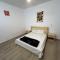 Chambre spacieuse avec balcon - salle de bain extérieure privée & breakfast