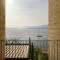 SalvatoreHomes - Luxurious Dreamview Waterfront Apartment in Torri del Benaco with Pool