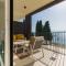 SalvatoreHomes - Luxurious Dreamview Waterfront Apartment in Torri del Benaco with Pool