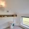 Orchard Cottage: Lake Access & Facilities On-site