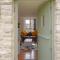 Orchard Cottage: Lake Access & Facilities On-site