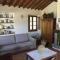 Tuscan country house for 6 people, ideally located