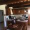 Tuscan country house for 6 people, ideally located