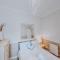 Central 2 bed apartment walking distance to beach