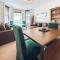 Central 2 bed apartment walking distance to beach
