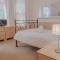 Central 2 bed apartment walking distance to beach