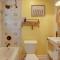 4-Season Gold Coast Cottage, 2 Mi to Winter Sports