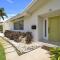 Walk To Beach And Heated Salt Water Pool - North Palm Beach