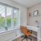 Oakbridge House - 6 mins drive to CMK - Free Parking, Fast WiFi, Smart TVs with Sky and Netflix by Yoko Property