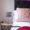 The Knutton House - Spacious Comfort by Parydise Properties - Leisure & Business Stays - Sleeps 7