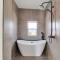Serene Modern Home Backdoor with great WiFi, games, movies, patio seating and bbq Easy Access to North Joshua Tree National Park in 10 minutes - تونتي ناين بالمز