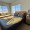 Serene Modern Home Backdoor with great WiFi, games, movies, patio seating and bbq Easy Access to North Joshua Tree National Park in 10 minutes - تونتي ناين بالمز