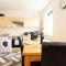 Cosy & Compact Apartment in Swinton - Manchester