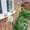 Cheerful one bedroom home with patio and parking - Newbury