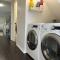 Bright Private Suite in Cabbagetown, Steps to Shops & Downtown Toronto