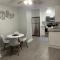 Modern 3bad2bath condo, ground floor, with backyard and shared heated pool, 1 min to food , shopping plaza and 10 min to Siesta Beach - ساراسوتا