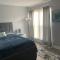 Modern 3bad2bath condo, ground floor, with backyard and shared heated pool, 1 min to food , shopping plaza and 10 min to Siesta Beach - ساراسوتا