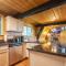 Gatlinburg Cabin With Breathtaking Views, Hot Tub, Sauna, 10 min to downtown and National Park