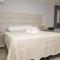 POSADA ROSSINA Habitaciones con baño privado y ambientes compartidos