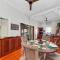 Masterfully Restored Queenslander Near Esplanade