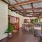 Masterfully Restored Queenslander Near Esplanade