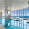 Views from cloud 1 min to beach 2BR Apt Pool Gym - غولد كوست