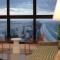 Views from cloud 1 min to beach 2BR Apt Pool Gym - غولد كوست