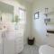 Cozy CottageSuper cute vacation rental - Just 1 block from beach access to Lake Michigan! - ساوث هافن