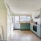 2 BR Beach Woods chalet with parking, 5 mins to beach