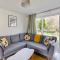 2 BR Beach Woods chalet with parking, 5 mins to beach