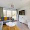2 BR Beach Woods chalet with parking, 5 mins to beach