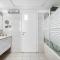Ashdod Luxe Escape Spacious, Stylish, with Mamád - 阿什杜德
