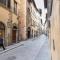 Santo Spirito Frescoed 6 sleeps apartment