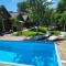 Domki i dom w sadzie Stegna z podgrzewanym basenem - prywatne jacuzzi przy domu