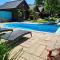 Domki i dom w sadzie Stegna z podgrzewanym basenem - prywatne jacuzzi przy domu