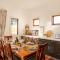 6KM to CBD Convenient 5BR Queenslander Coorparoo