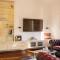 6KM to CBD Convenient 5BR Queenslander Coorparoo