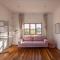 6KM to CBD Convenient 5BR Queenslander Coorparoo