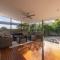 6KM to CBD Convenient 5BR Queenslander Coorparoo