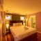 6KM to CBD Convenient 5BR Queenslander Coorparoo