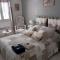 la maison rose 2 chambres avec lit pour 2 personnes et 2 salles de bains