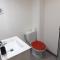 09 - Joli studio avec 2 lits, logement tout équipé pour 1, 2 ou 3 personnes maximum, vue sur parc arboré, parking privatif gratuit, grand fourgon possible, tout le linge de maison est fourni - Razac-sur-lʼIsle