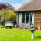 The Barn cottage with hot tub overlooking the lake - Ringmer